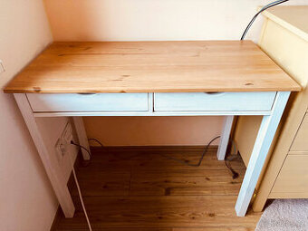 Masivní stolek – bílý s přírodní deskou, 2 šuplíky