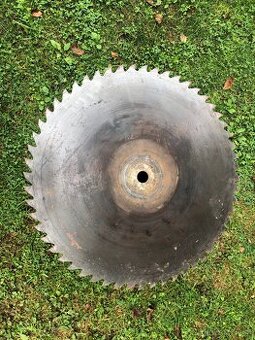 Cirkulárka pila na dřevo.