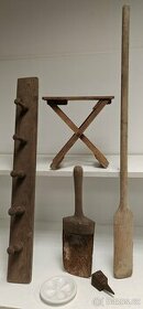 Starožitný set (podnožka, věšák, lopatka, porcelánový pivní