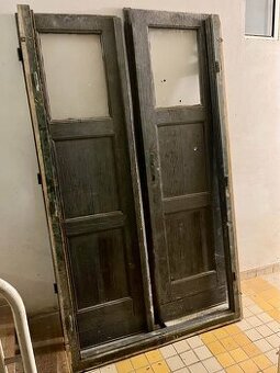 Krásné starožitné vchodové dveře do domu