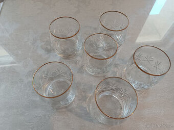 sada skleniček se zlatou ořízkou