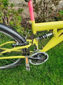 Vel.24 pěkné ježděné růžovožluté kolo bez přilby