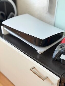 PlayStation 5 a příslušenství.