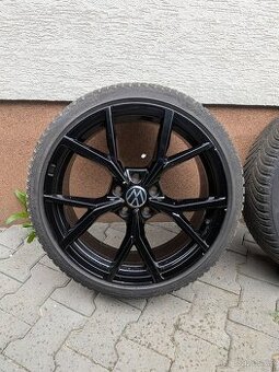 Originální 19" sada VW Estoril + Celoroční pneu Pirelli SF3
