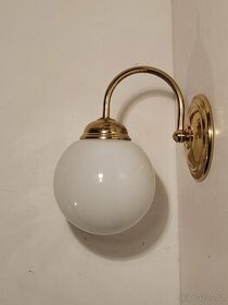 stará mosazná lampa, lampička,  bílá opálová koule - 1