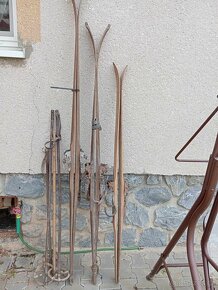 Staré dřevěné lyže  + hůlky