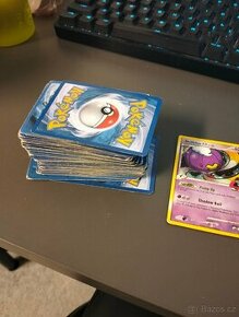 10-15 let starý balíček Pokémon karet.