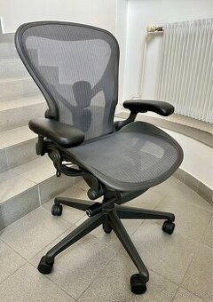 kancelářská židle Herman Miller Aeron Remastered - top stav