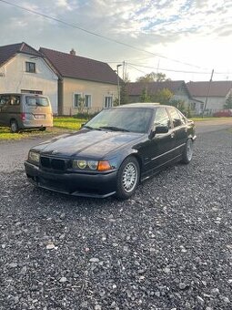 BMW E36 320i sedan
