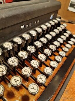 Funkční psací stroj GRANTA Model 90 z roku 1943