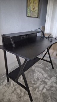 Herní stůl se zásuvkami a usb