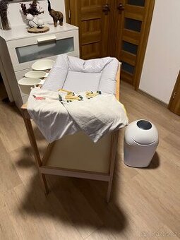 Přebalovací pult Ikea s příslušenstvím a košem na plíny