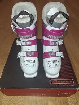 Prodám přezkáče Nordica vel. 220