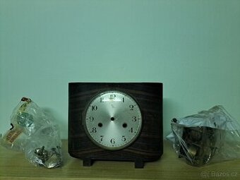 Staré hodiny rozebrané