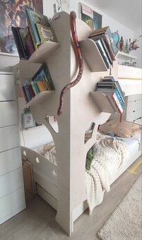 Rohová knihovna na palandu ve tvaru stromu