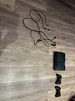 PLAYSTATION 3 – Konzole + 2 ovladače + volant + 5 her