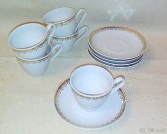 sada kávových hrnečků, zlacený okraj