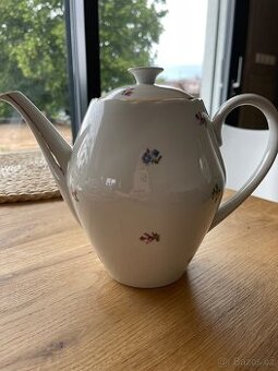 Stará porcelánová konvice