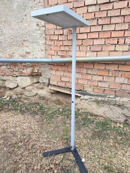 Stojací lampa s pohybovým čidlem
