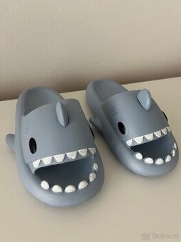 Comfyfins Shark slide Pantofle, žabky