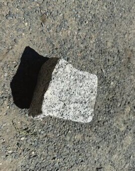 Šedé žulové štípané kostky