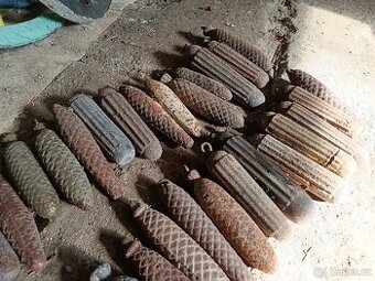 Velká sada starožitných závaží k hodinám (šišky)