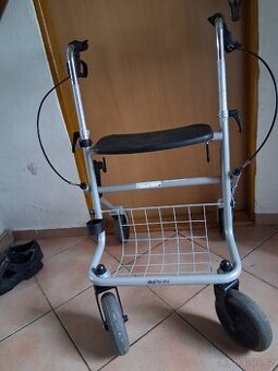 Čtyřkolové chodítko