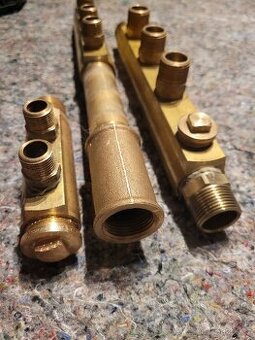 Rozdělovač s vývody pro adaptéry Giacomini.