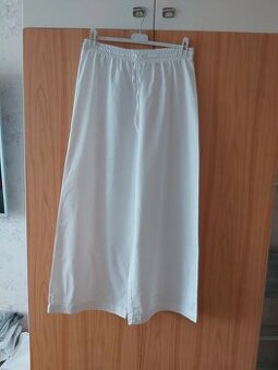 bílé letní široké kalhoty