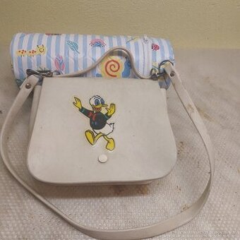 Stará dětská kabelka a termoska.