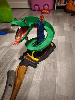 Hot Wheels dráha Zatoč s kobrou
