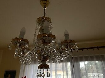 Klasický křišťálový lustr a lampička