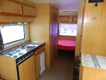 Dvouosý karavan Tabbert s přídavnou střechou