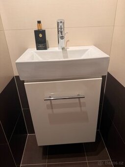 Umyvadlová skříňka včetně HG baterie