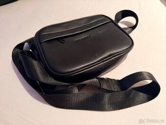 Nová černá crossbody taška – elegantní a praktická