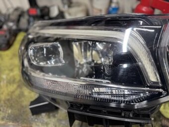 Mercedes-Benz X W470 Pravé přední světlo