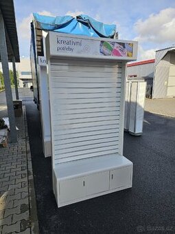 Skříň se závěsným systémem velká - prodejna