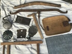 Konvolut starožitností na chalupu rozporka, závěsné váhy