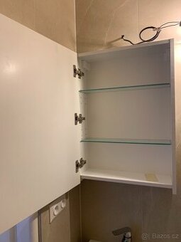 zrcadlová skříňka nová