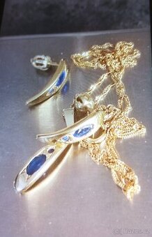 Zlaté náušnice a řetízek s přívěskem se safíry