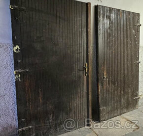 robustní masivní vrata