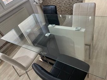 Jídelní stůl s židlemi