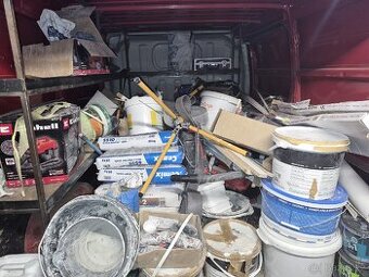 stavebního nářadí, materiálu a zbytky po rekonstrukcích.