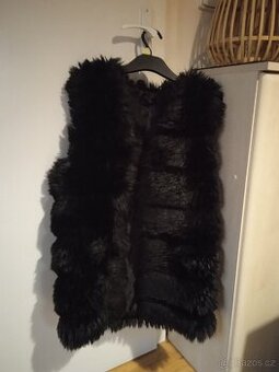 Dámská černá vesta.