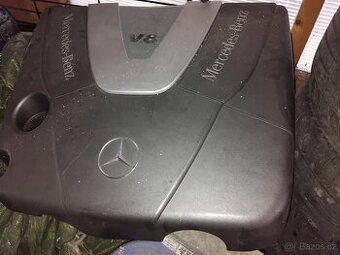 Kryt motoru Mercedes