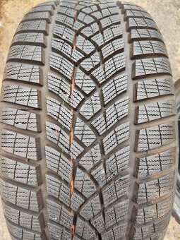 1 kus zánovní zimní pneumatiky Goodyear 225/40/18