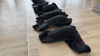 Chrániče zápěstí Ennui, Chrániče kolen a loktů Dainese