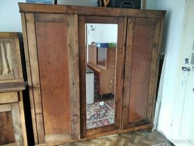 Stará dřevěná skříň