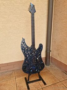 El.kytara model z kovu