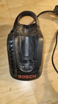 Bosch IXO 5 originální stolní nabíječka